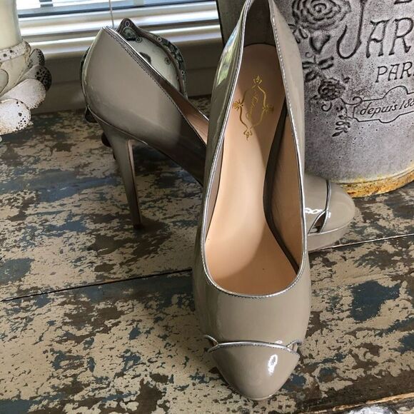 NEW Footcandy Crissy Platform Heels in Taupe Patent Leather NIB